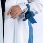 معطف طويل أبيض مع لمسات الدينم
