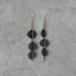 Boho Black Leaf Drop Earrings – Gold Chain Dangle Design