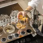 صينية تقديم فاخرة على الطريقة العربية مصنوعة يدويا من النحاس والخشب لتقديم القهوة، الشاي، والحلويات