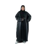 عباية مزخرفة باللون الأسود مع بروش مزخرف مع وشاح